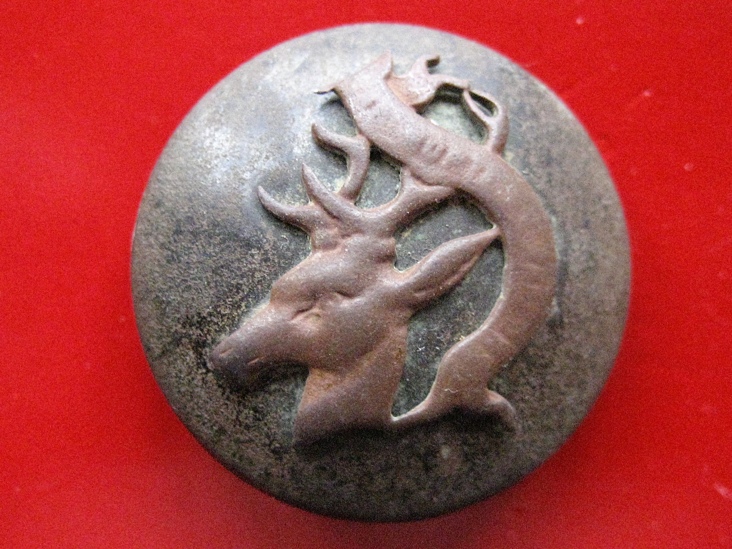 (291)Vennerie cerf en relief de tenue ou gilet equipage de Monts et Vallons Ile de France 1919-1939.JPG