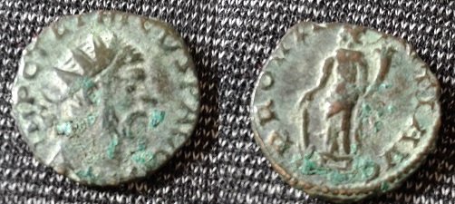 Antoninien 4 rare (voir inédit) de Tétricus Ier avec la Providence au revers. Si la légende de l'avers est connue IMP.C.TETRICUS P.AUG. et ce type de revers aussi, en revanche sa légende erronée semble rare ou unique P.jpg