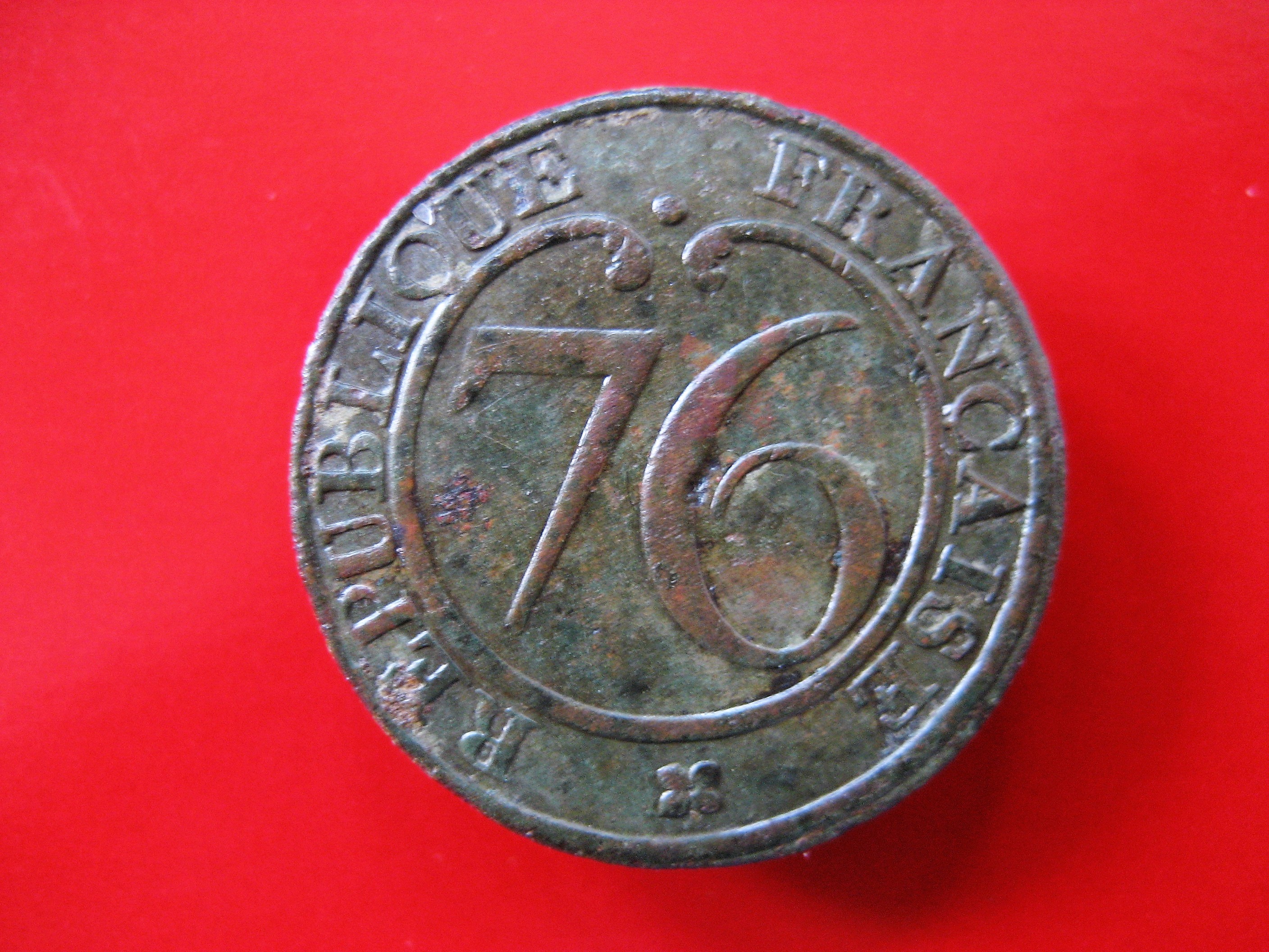 (5)bouton d'uniforme d'un soldat de la 76eme demi brigade d'uniforme de ligne de 1793 à 1803.jpg