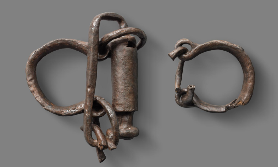 Entraves d'esclave Gallo Romaine.PNG