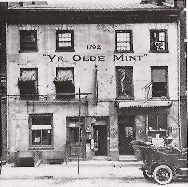 Le premier bâtiment de la Philadelphia Mint construit en 1792 (photo de 1908).jpg