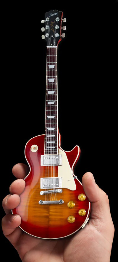 Micro guitare à la main.jpg