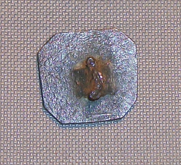 Dos bouton hoctogonal en tombac dit bouton d'amour XVIII XIX.JPG