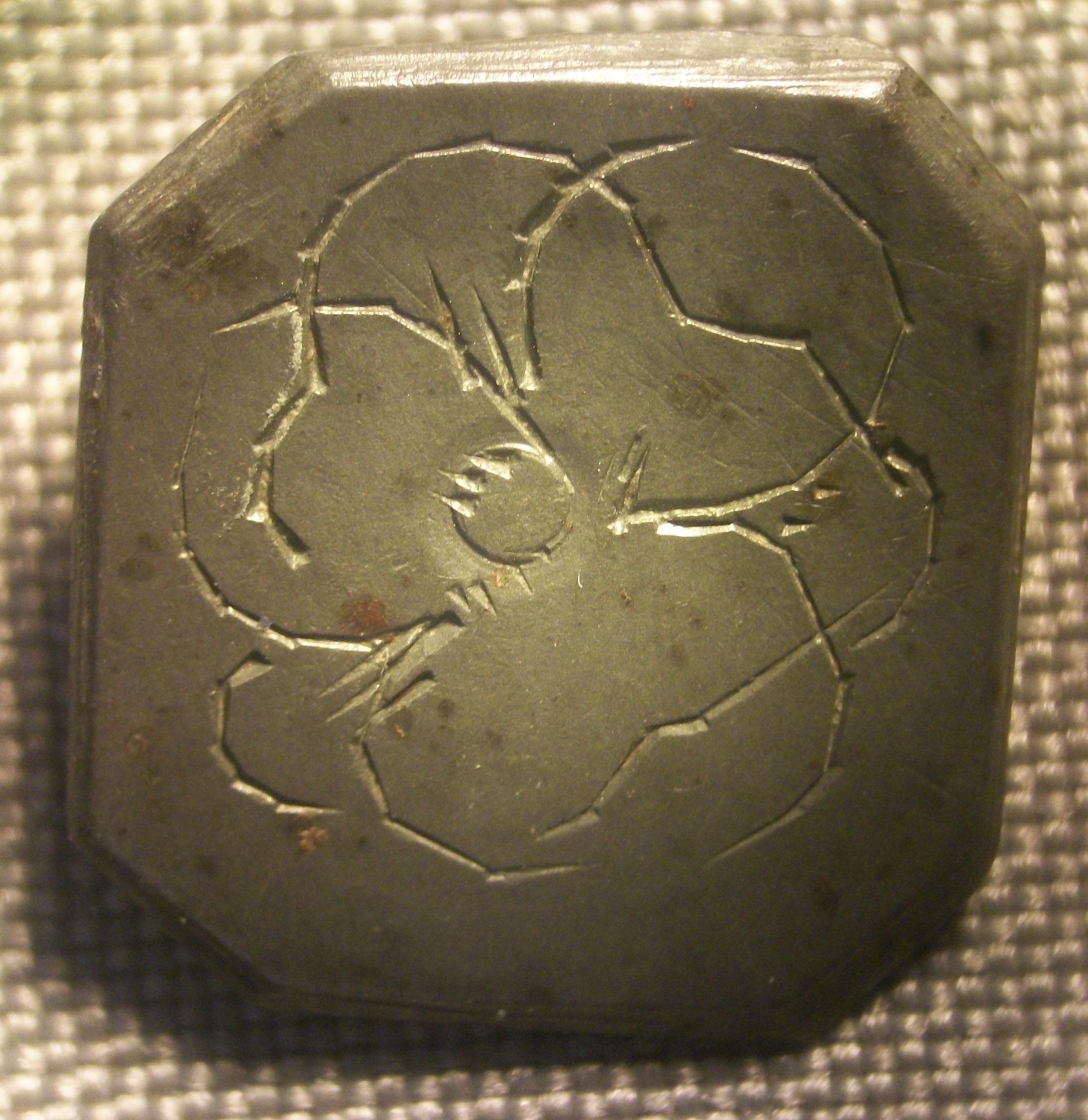 Bouton en tombak motif fleur.JPG