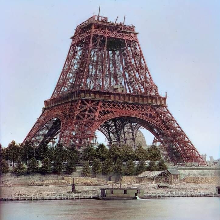 Construction de la tour Eiffel 1888.jpg