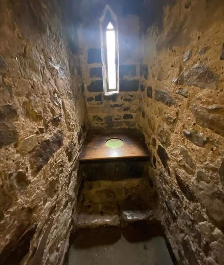 Toilettes médiéval.jpg