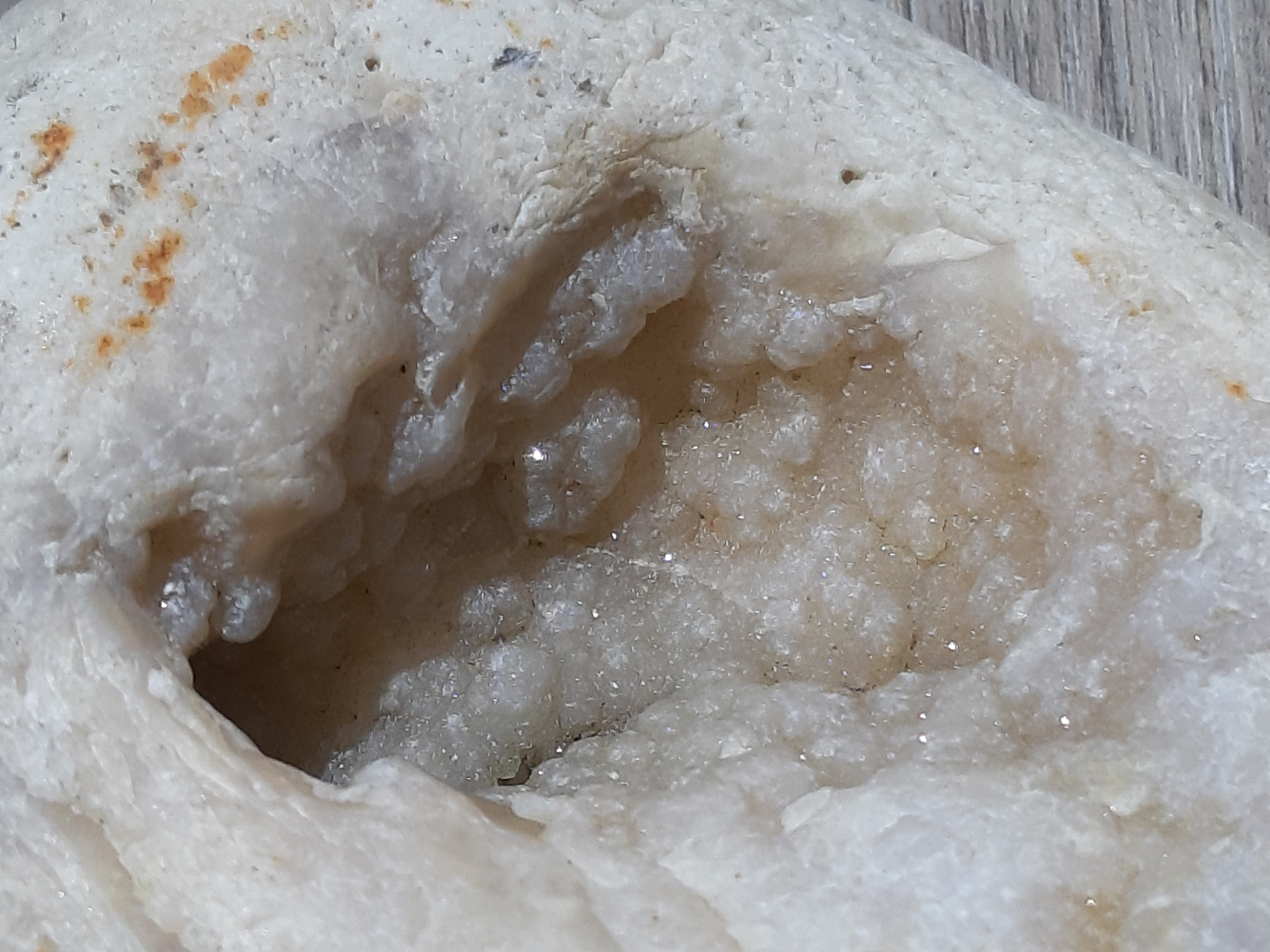 calcédoine dans galet(géode).jpg