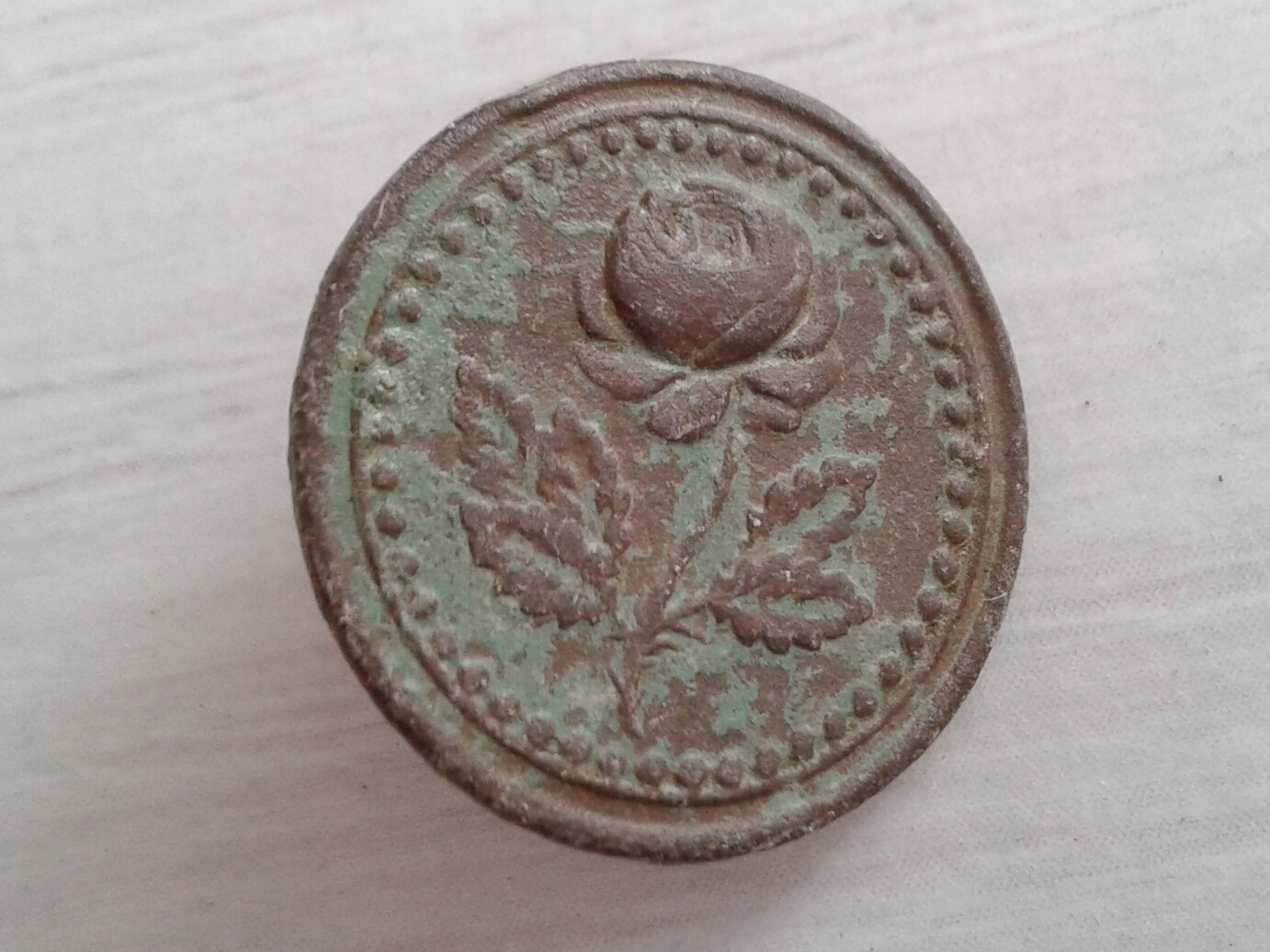 bouton plat rose 2 face.jpg