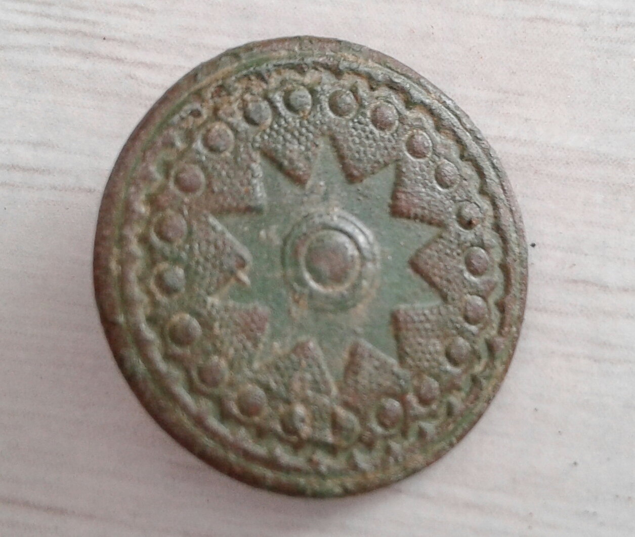 bouton croix 10 branches face.jpg