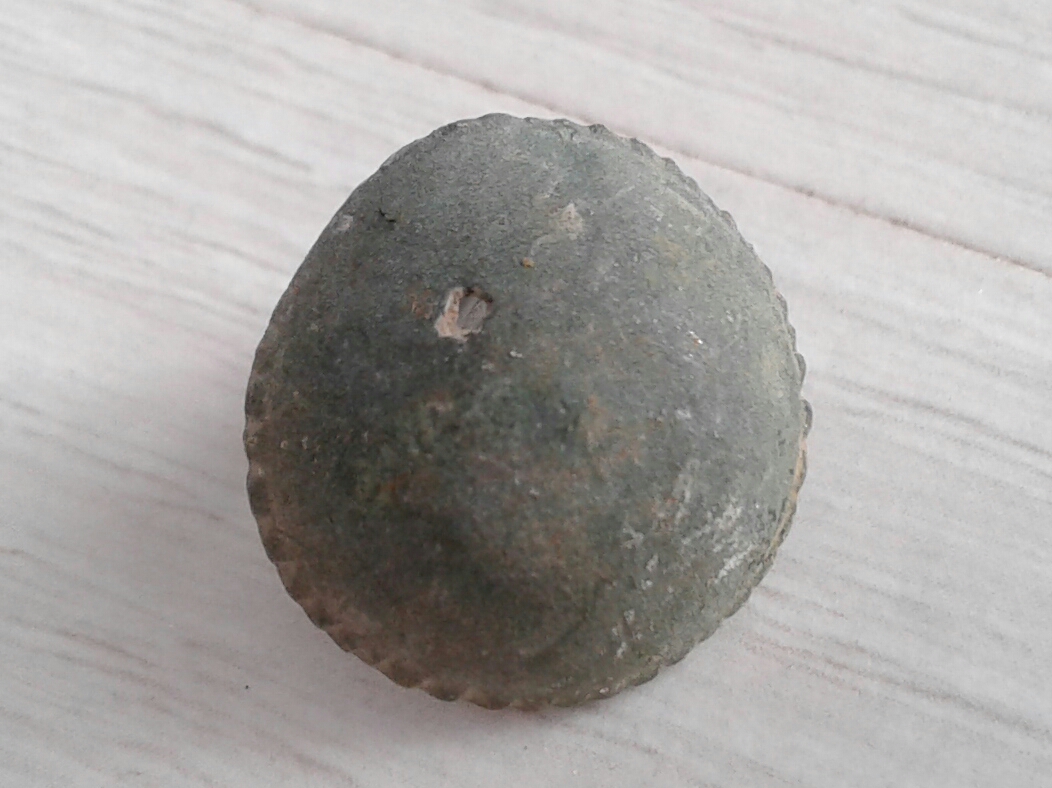 bouton attache décentrée face.jpg