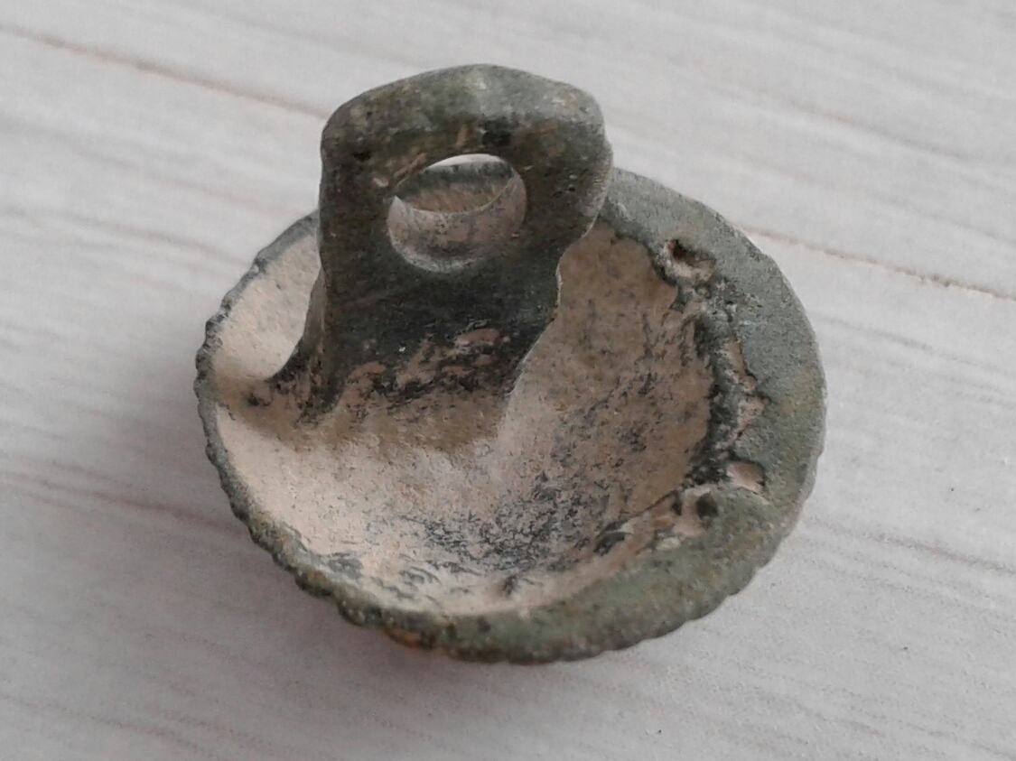 bouton attache décentrée revers.jpg