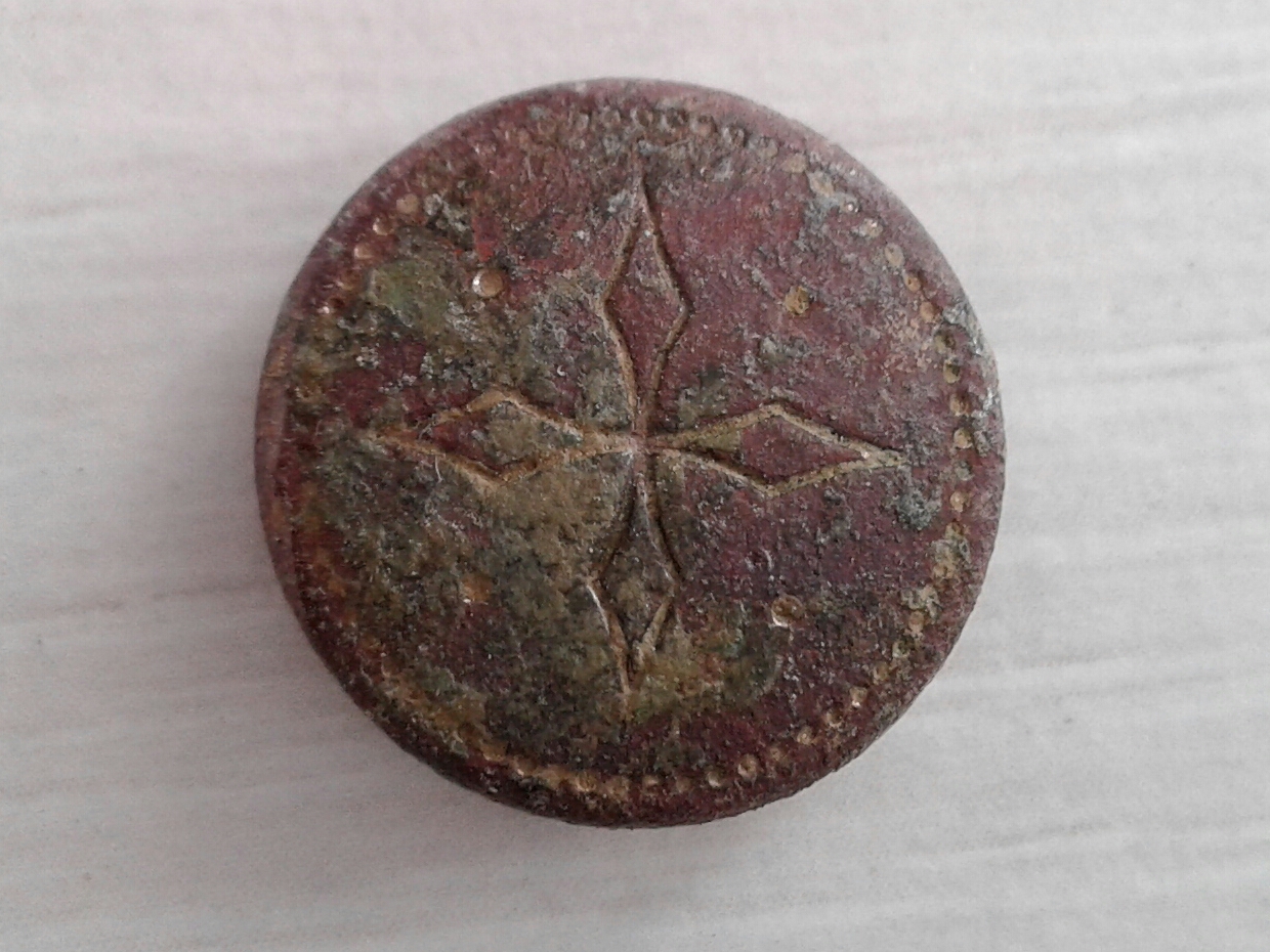 bouton croix plat face.jpg