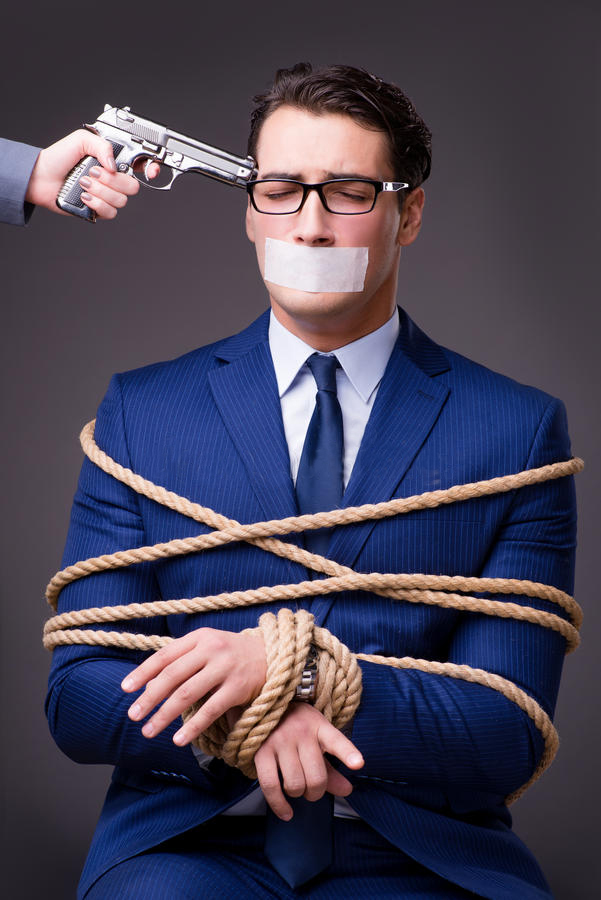 l-otage-pris-par-homme-d-affaires-et-attaché-avec-la-corde-85371607.jpg