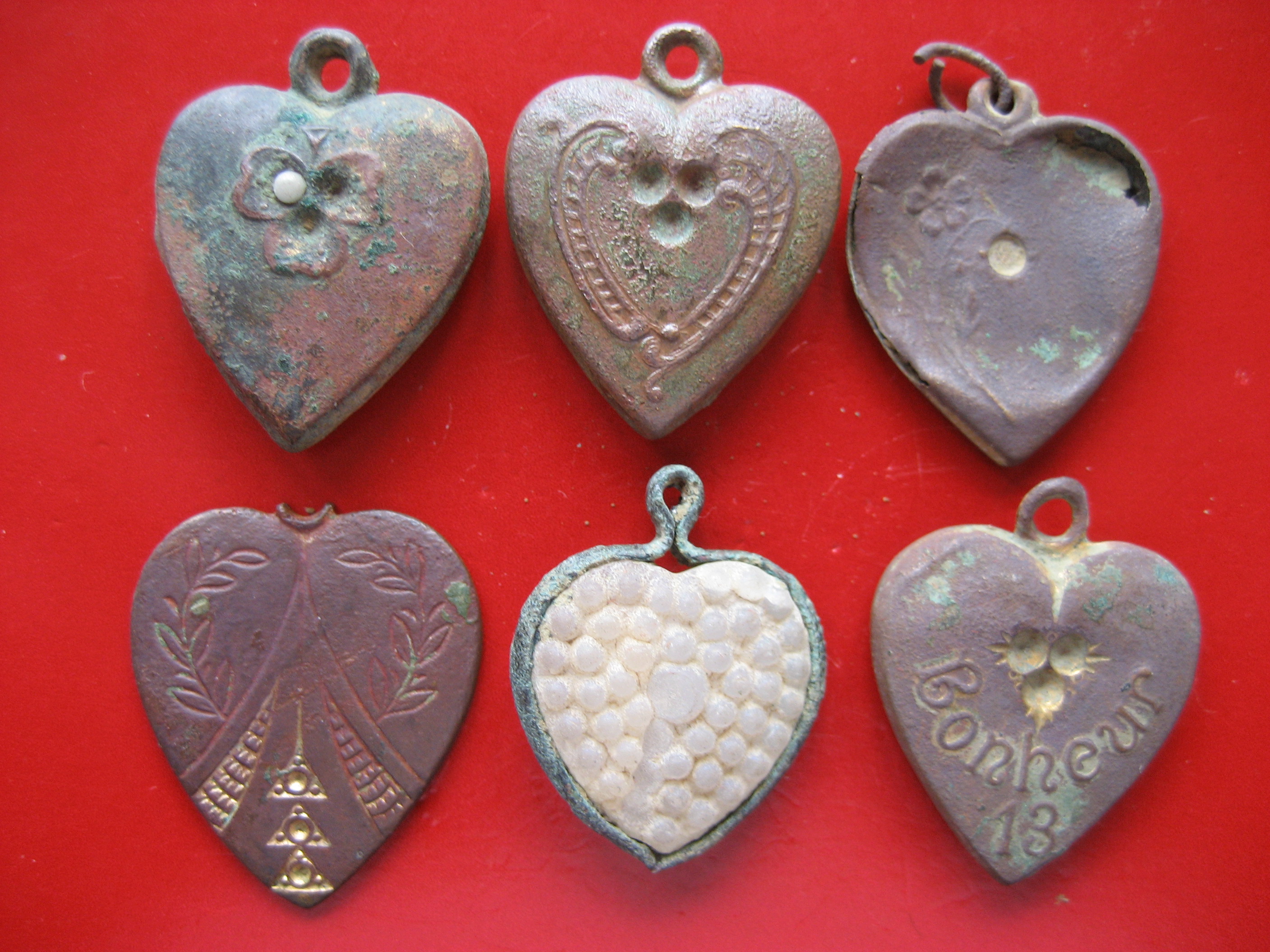(2)Pendentifs coeurs 19-20e.JPG