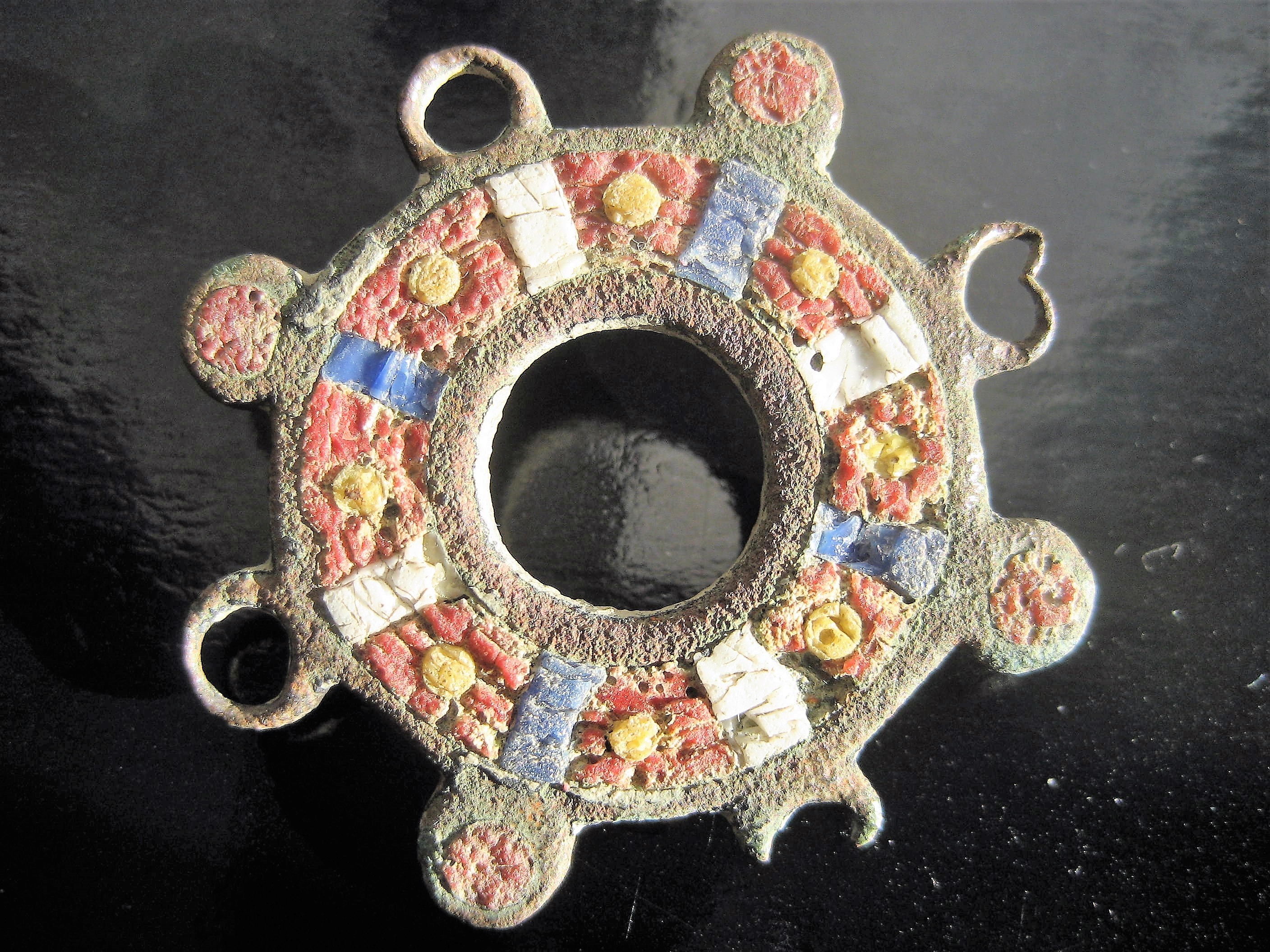 (11)Fibule circulaire émaillée G.R IIe s Apjc(Aube).JPG