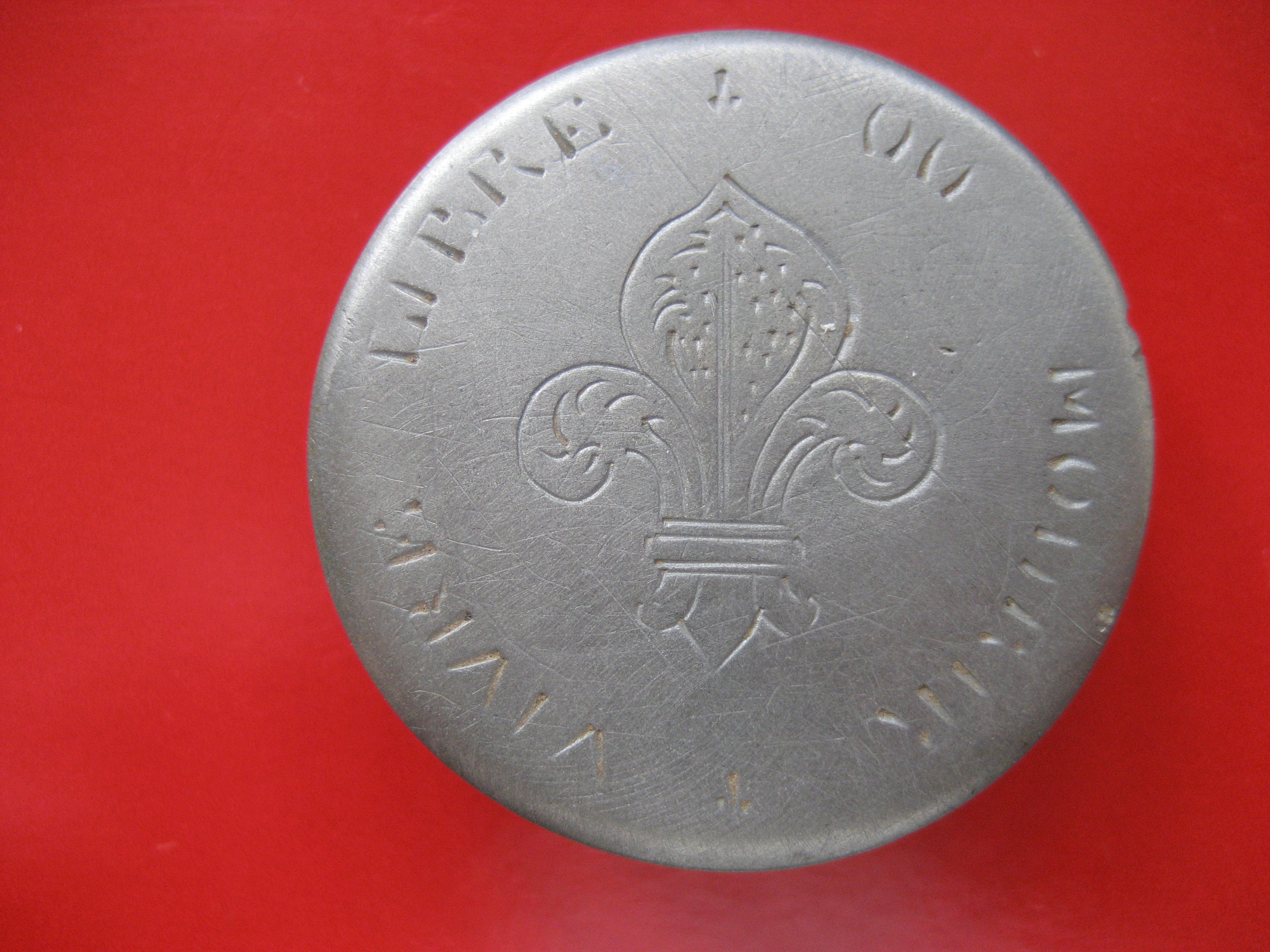 (25)bouton en bronze  blanc 30mm gravé (vivre libre ou mourir) bouton (constitutionnel)1790 et 1792 fin 18e.jpg