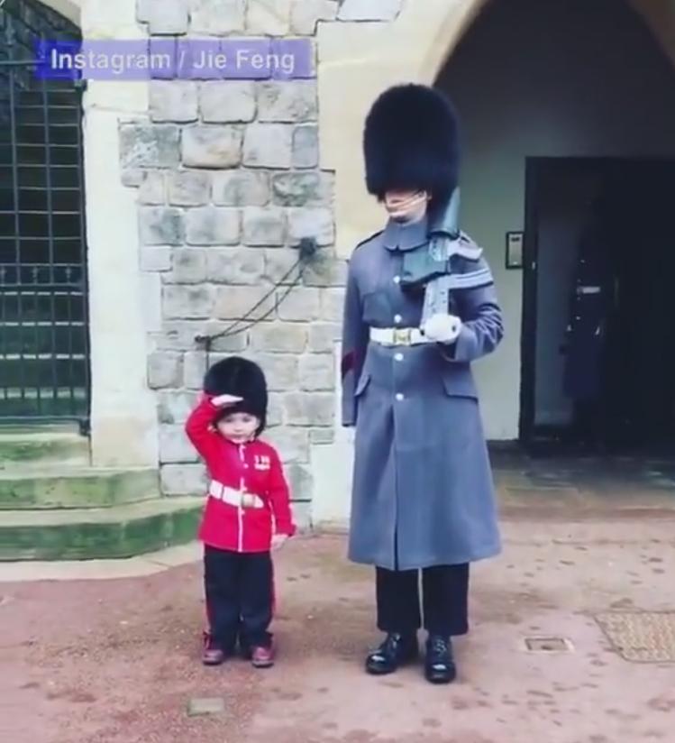 un-enfant-se-deguise-en-garde-anglais-et-amuse-le-public.jpg