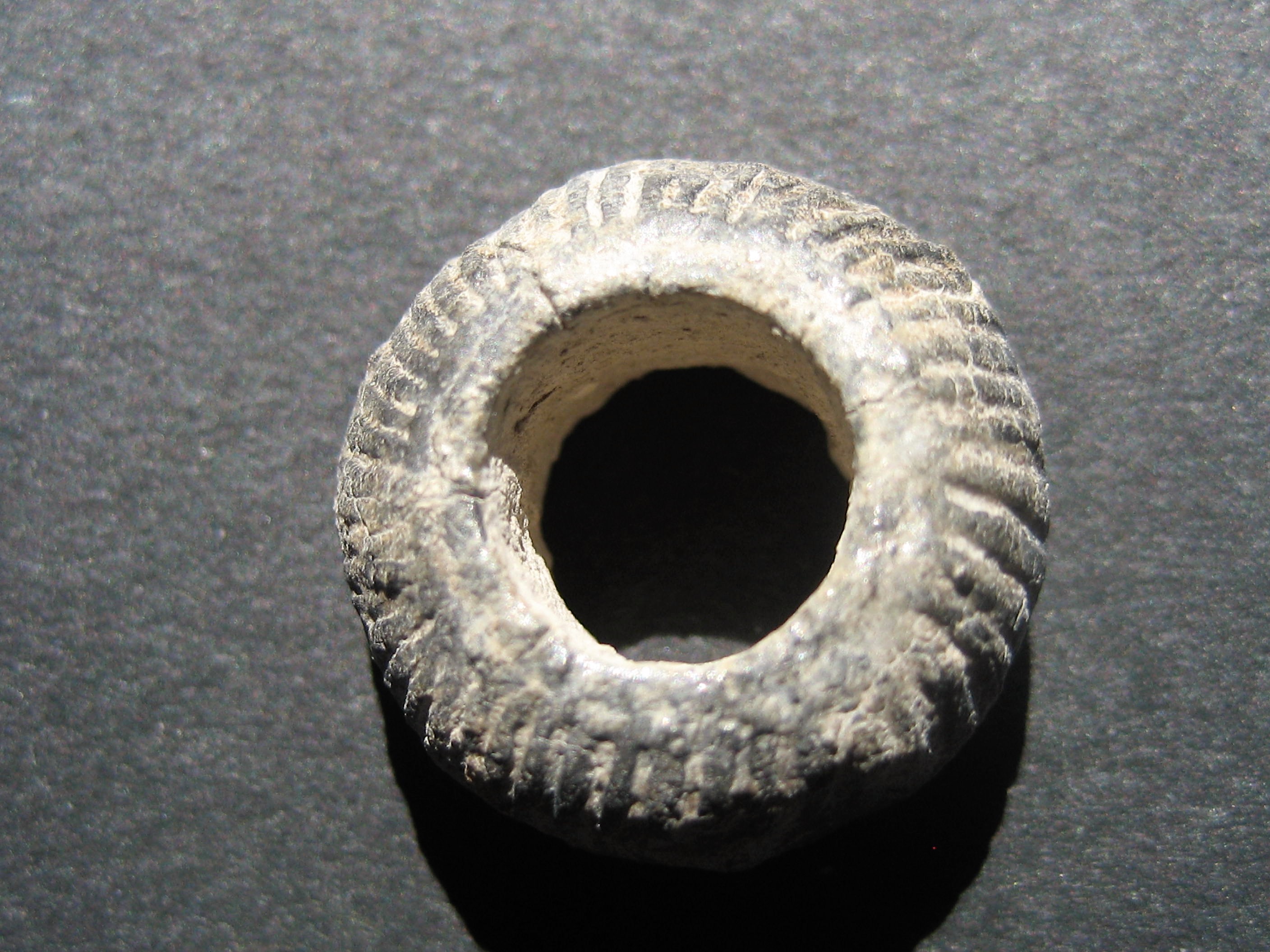 (10)Fusaiole Biconique a cotes(Plomb)16-19e Vannes(10).JPG