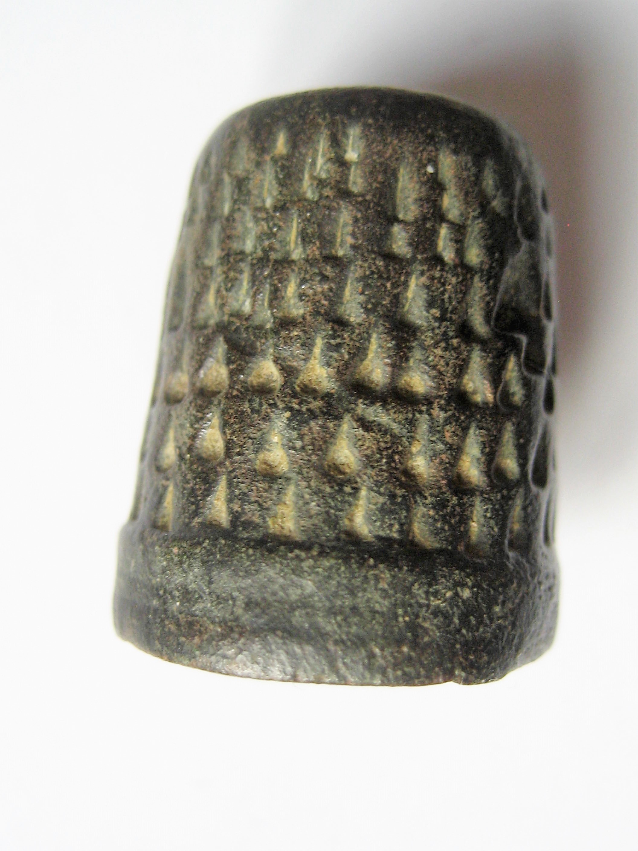 (94)Bronze a poinçons triangles et gouttes d eau 15-16e.JPG