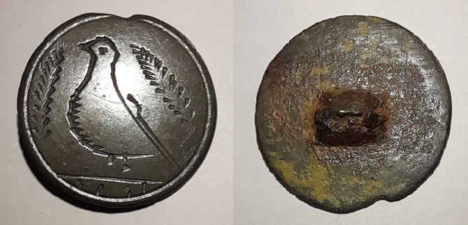 8 Bouton en tombac avec motif aviaire.jpg