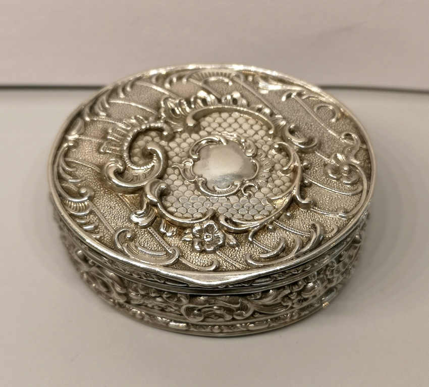 Pilulier-en-argent-second-titre-poincon-allemand-3.jpg