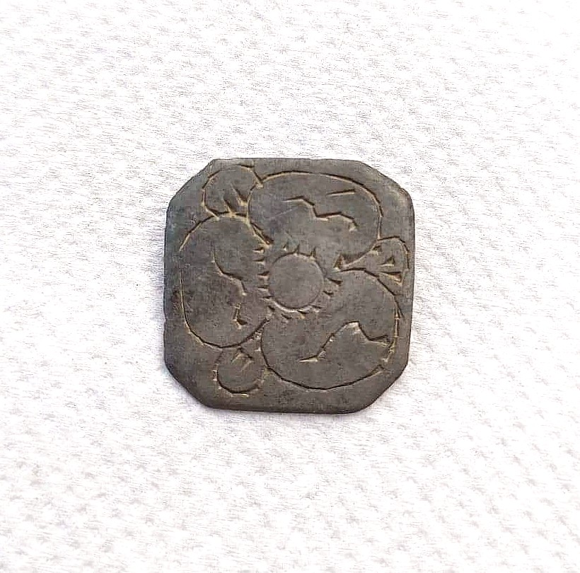Bouton en tombac fleur.JPG